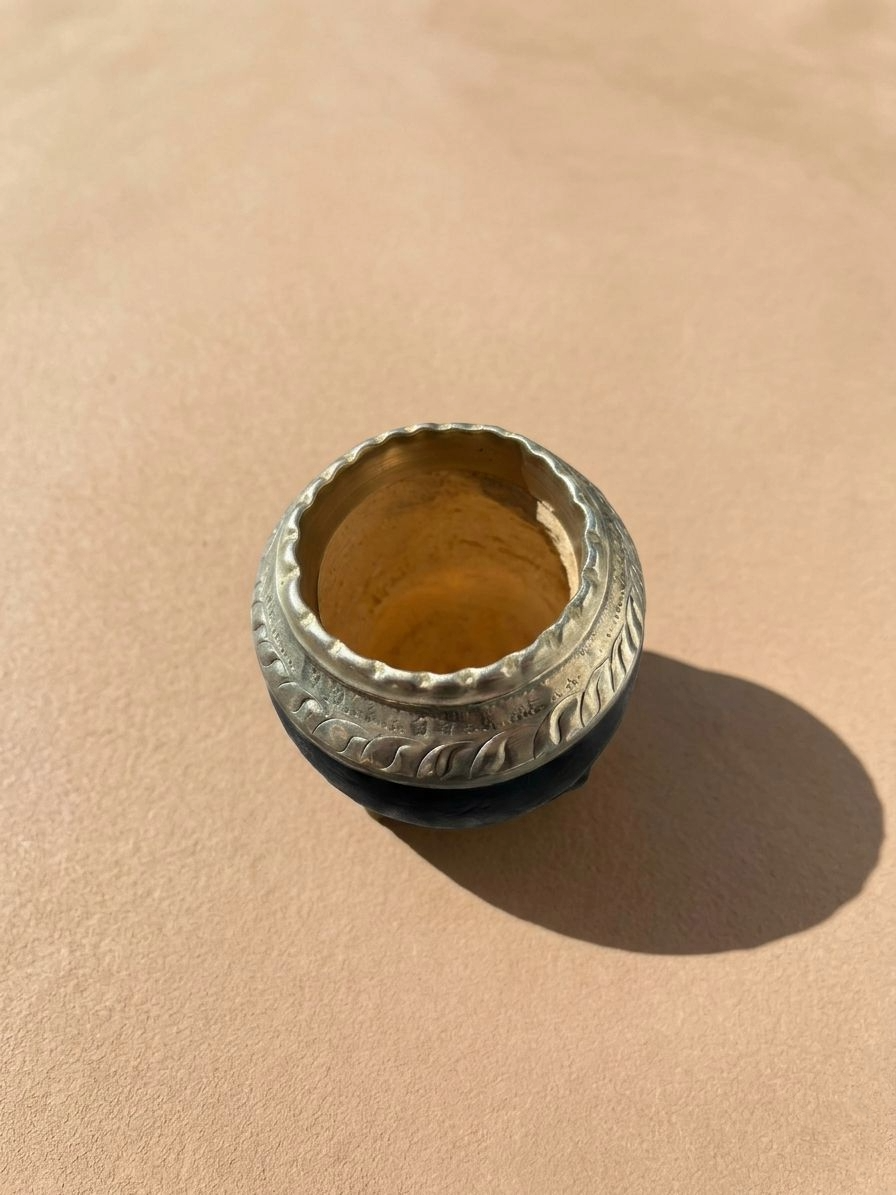 Torpedo Negro Pelotitas de Bronce — Vista superior